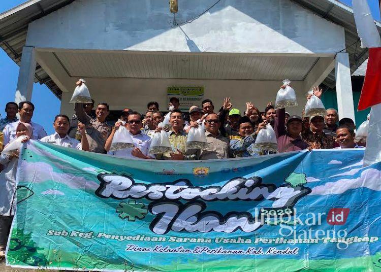 DKP Kendal Tebar 10 Ribu Benih Ikan di Boja, Jaga Ekosistem dan Tingkatkan Kesejahteraan Nelayan 25 Dinas Kelautan dan Perikanan (DKP) Kabupaten Kendal menggandeng DPRD Kendal menebarkan benih ikan di perairan umum Desa Blimbing, Kecamatan Boja, Rabu 5 Agustus 2026. (Dok. Pribadi/Lingkarjateng.id)