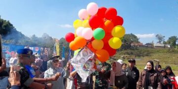 Bupati Kendal Dyah Kartika Permanasari resmi membuka event KPXC 2026 yang ditandai dengan menerbangkan balon udara di kawasan Obyek Wisata Curug Sewu, Kecamatan Patean, Kamis, 6 Agustus 2026. (Anik Kustiani/Lingkarjateng.id)