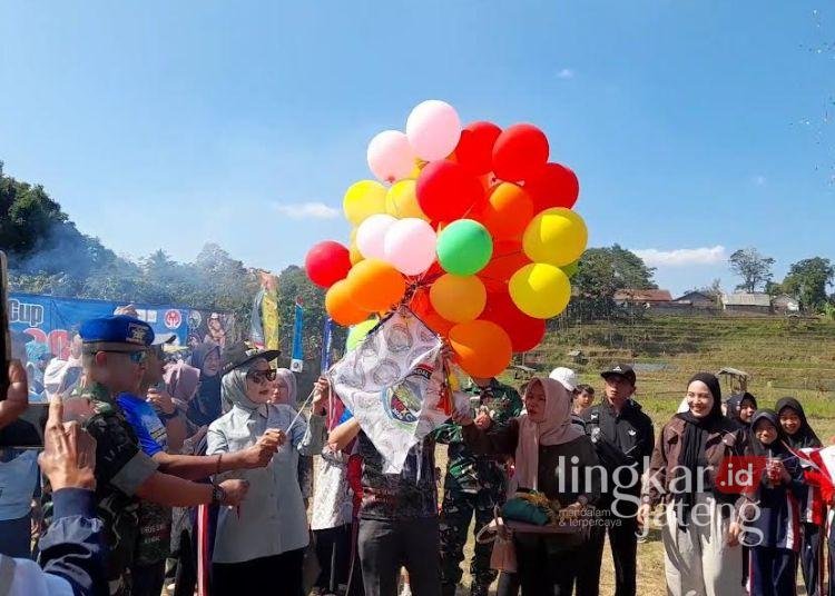 Bupati Kendal Dyah Kartika Permanasari resmi membuka event KPXC 2026 yang ditandai dengan menerbangkan balon udara di kawasan Obyek Wisata Curug Sewu, Kecamatan Patean, Kamis, 6 Agustus 2026. (Anik Kustiani/Lingkarjateng.id)