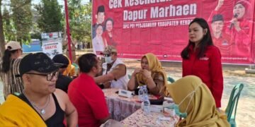 PDI Perjuangan Kendal Kembali Gelar Cek Kesehatan dan Makan Siang Gratis di Weleri 10 Wakil Ketua Bidang Pariwisata, Pemuda dan Olahraga PDI Perjuangan Kabupaten Kendal, Nattaya Kenenza meninjau kegiatan Cek Kesehatan Gratis (CKG) dan makan siang gratis Dapur Marhaen yang digelar di Taman Kota Weleri, Kecamatan Weleri, Kabupaten Kendal, Senin, 10 Agustus 2026. (Dok. Pribadi/Lingkarjateng.id)