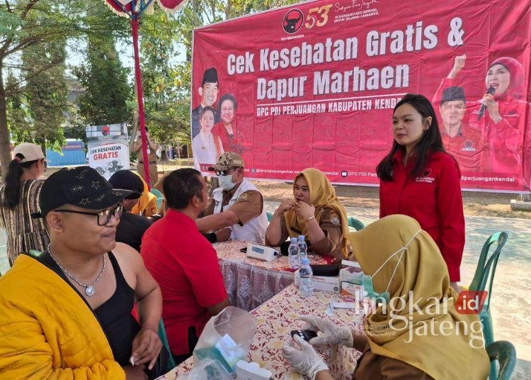 Wakil Ketua Bidang Pariwisata, Pemuda dan Olahraga PDI Perjuangan Kabupaten Kendal, Nattaya Kenenza meninjau kegiatan Cek Kesehatan Gratis (CKG) dan makan siang gratis Dapur Marhaen yang digelar di Taman Kota Weleri, Kecamatan Weleri, Kabupaten Kendal, Senin, 10 Agustus 2026. (Dok. Pribadi/Lingkarjateng.id)