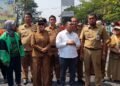 Kesbangpol Kendal Apresiasi Aksi Ribuan Peternak Unggas yang Berlangsung Kondusif 26 Kepala Bakesbangpol Kendal, Alfebian Yulando (tengah belakang) saat bersama Bupati Dyah Kartika Permanasari dan rombongan menemui ribuan peternak unggas yang menggelar aksi damai di Alun-alun Kendal pada Senin, 10 Agustus 2026. (Anik Kustiani/Lingkarjateng.id)