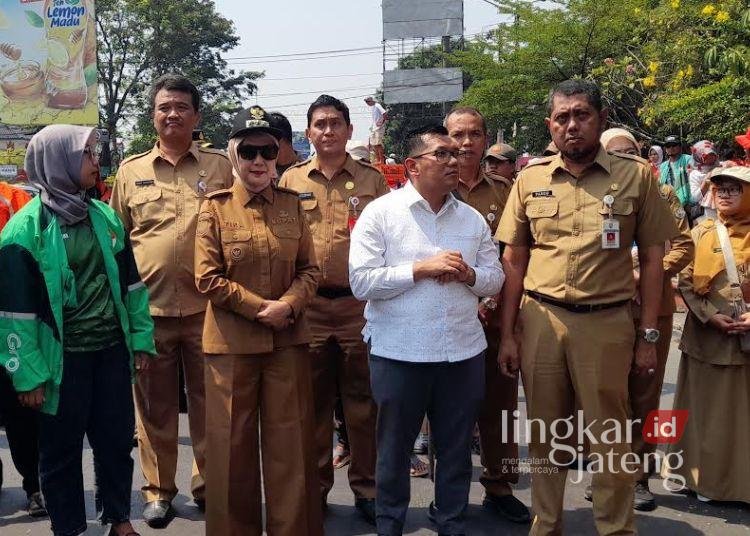 Kesbangpol Kendal Apresiasi Aksi Ribuan Peternak Unggas yang Berlangsung Kondusif 25 Kepala Bakesbangpol Kendal, Alfebian Yulando (tengah belakang) saat bersama Bupati Dyah Kartika Permanasari dan rombongan menemui ribuan peternak unggas yang menggelar aksi damai di Alun-alun Kendal pada Senin, 10 Agustus 2026. (Anik Kustiani/Lingkarjateng.id)
