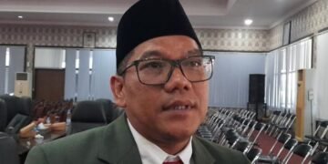 Ketua DPRD Kendal, Mahfud Sodiq diwawancara usai mengikuti Rapat Paripurna Istimewa dengan agenda mendengarkan Pidato Kenegaraan Presiden RI Prabowo Subianto dalam rangka memperingati HUT ke-81 Kemerdekaan RI di Gedung DPRD Kendal, Jumat 14 Agustus 2026. (Anik Kustiani/Lingkarjateng.id)