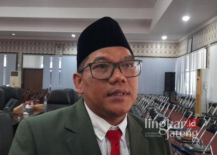 Ketua DPRD Kendal, Mahfud Sodiq diwawancara usai mengikuti Rapat Paripurna Istimewa dengan agenda mendengarkan Pidato Kenegaraan Presiden RI Prabowo Subianto dalam rangka memperingati HUT ke-81 Kemerdekaan RI di Gedung DPRD Kendal, Jumat 14 Agustus 2026. (Anik Kustiani/Lingkarjateng.id)