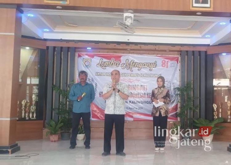 Plt Camat Kaliwungu, Pratikto Joko Wijayanto membuka rangkaian perlombaan dalam rangka HUT ke-81 Kemerdekaan RI. Kegiatan ini diikuti aparatur pemerintah kecamatan, UPTD, UPTB hingga aparatur pemerintah desa. (Dok. Pribadi/Lingkarjateng.id)
