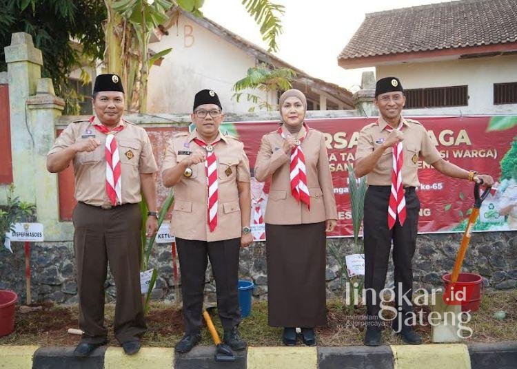 Ketua DPRD Kendal: Hari Pramuka ke-65 Momentum Pembentukan Kepemimpinan Generasi Muda 25 Ketua DPRD Kendal Mahfud Sodiq (kedua kiri) bersama Bupati Kendal Dyah Kartika Permanasari, Kepala Dispermasdes Yanuar Fatoni (kiri), dan Pj Sekda Agus Dwi Lestari. (dok. Pribadi/Lingkarjateng.id)