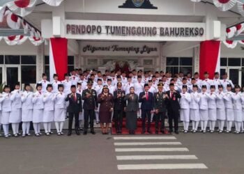 Foto bersama Paskibraka dengan Bupati, Forkopimda dan Kepala Bakesbangpol usai Upacara Peringatan HUT Kemerdekaan Republik Indonesia ke-81 di Alun-alun Kendal, Senin 17 Agustus 2026.(Anik Kustiani/Lingkarjateng.id)