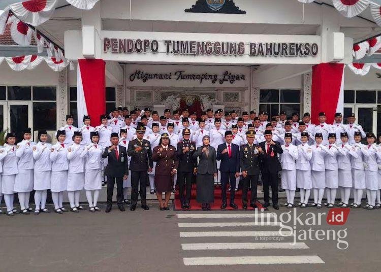 Tak Ada Evaluasi, Bakesbangpol Kendal Apresiasi Kinerja 70 Paskibraka pada HUT ke-81 RI 25 Foto bersama Paskibraka dengan Bupati, Forkopimda dan Kepala Bakesbangpol usai Upacara Peringatan HUT Kemerdekaan Republik Indonesia ke-81 di Alun-alun Kendal, Senin 17 Agustus 2026.(Anik Kustiani/Lingkarjateng.id)