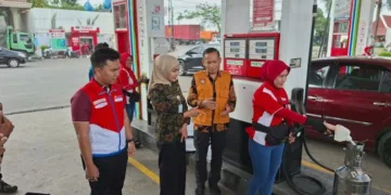 Disdagkop UKM Kendal bersama Bupati Kendal Dyah Kartika Permanasari melakukan pengecekan tera dan akurasi takaran BBM di SPBU beberapa waktu lalu. (Dok. Pribadi/Lingkarjateng.id)