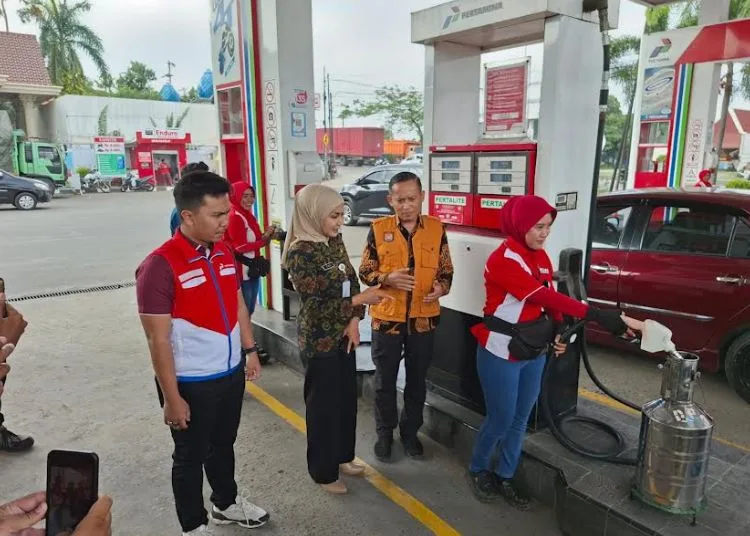 Disdagkop UKM Kendal bersama Bupati Kendal Dyah Kartika Permanasari melakukan pengecekan tera dan akurasi takaran BBM di SPBU beberapa waktu lalu. (Dok. Pribadi/Lingkarjateng.id)