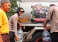 Kapolres Kendal AKBP Ratna Quratul Ainy memimpin pendistribusian air bersih di Dusun Sirowo, Desa Sidomakmur, Kecamatan Kaliwungu Selatan, pada Rabu, 19 Agustus 2026. (Humas Polres Kendal/Lingkarjateng.id)