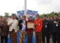 Bupati Kendal, Dyah Kartika Permanasari foto bersama Gubernur Jawa Tengah Ahmad Luthfi dan jajarannya usai menerima penghargaan terbaik 1 PPD tingkat Kabupaten/Kota di Kabupaten Boyolali, Rabu, 19 Agustus 2026. (Dok. Pribadi/Lingkarjateng.id)