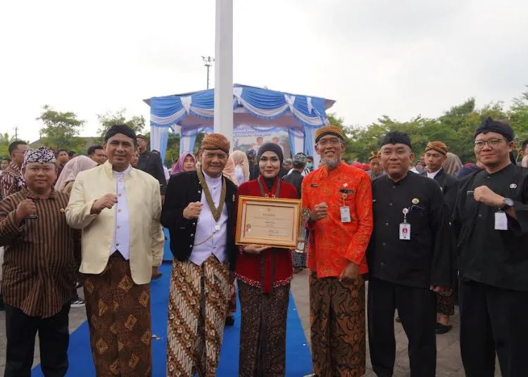 Bupati Kendal, Dyah Kartika Permanasari foto bersama Gubernur Jawa Tengah Ahmad Luthfi dan jajarannya usai menerima penghargaan terbaik 1 PPD tingkat Kabupaten/Kota di Kabupaten Boyolali, Rabu, 19 Agustus 2026. (Dok. Pribadi/Lingkarjateng.id)