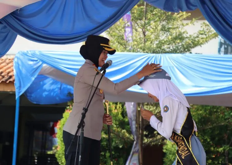 Kapolres Kendal AKBP Ratna Quratul Ainy saat memberikan pembinaan kepada pelajar di SMK Bina Utama Kendal, Senin, 24 Agustus 2026. (Dok. for Lingkarjateng.id)