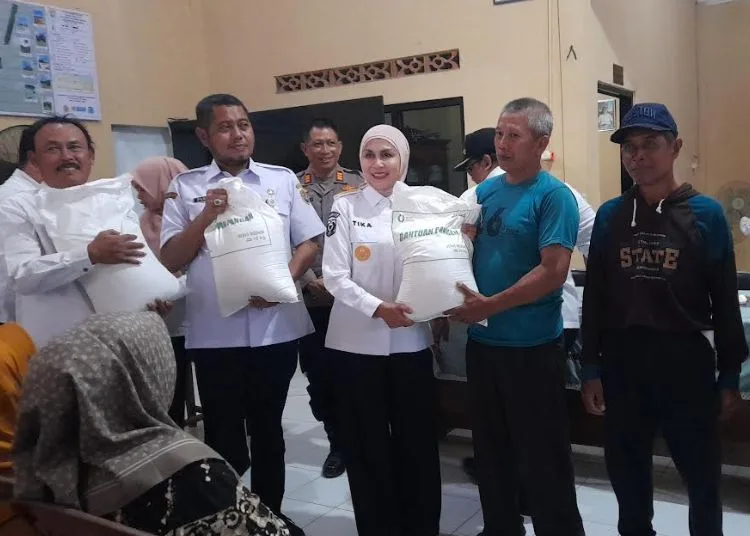 Bupati Kendal, Dyah Kartika Permanasari menyerahkan bantuan CPP kepada warga Desa Penjalin, Kecamatan Brangsong, Rabu, 26 Agustus 2026.  (Anik Kustiani/Lingkarjateng.id)