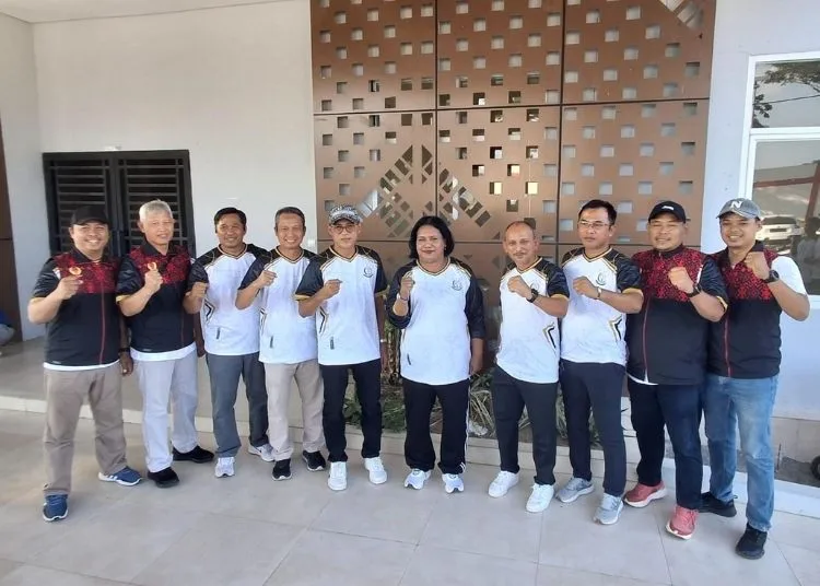 Kepala Kejaksaan Negeri (Kajari) Kendal, Salomina Meyke Saliama (tengah) bersama jajarannya. (Dok. Pribadi/Lingkarjateng.id)