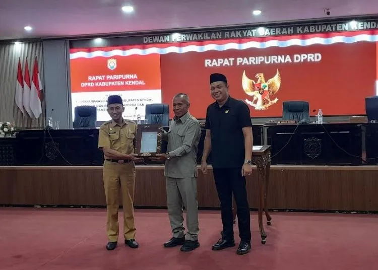 DPRD Kendal terima penyampaian Raperda dari Pemkab Kendal dalam rapat paripurna, Senin, 31 Agustus 2026. (Anik Kustiani/Lingkarjateng.id)