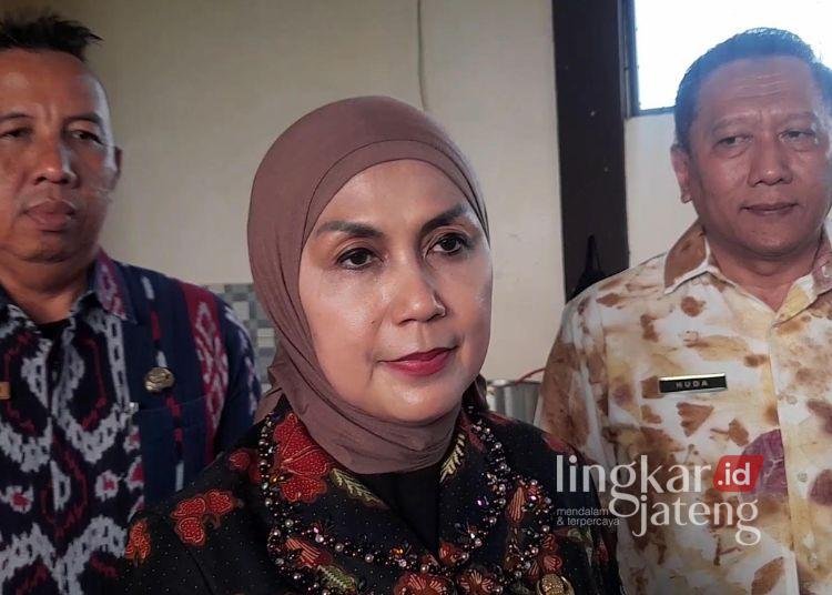Genjot Pengolahan Sampah Plastik Jadi Bahan Bakar, Kendal Bakal Beli 5 Mesin Pirolisis 25 Bupati Kendal, Dyah Kartika Permanasari didampingi Sekretaris DLH Kendal, Syaiful Huda dan Kades Margorejo, Suyoto. (Anik Kustiani/Lingkarjateng.id)