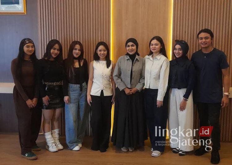 Foto bersama Bupati Kendal Dyah Kartika Permanasari bersama deretan artis ibukota, Sabtu, 8 Agustus 2026. (Anik Kustiani/Lingkarjateng.id)