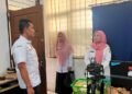 Kepala Disdukcapil Kabupaten Kendal, Ratna Mustikaningsih (kanan). (dok. for Lingkarjateng.id)