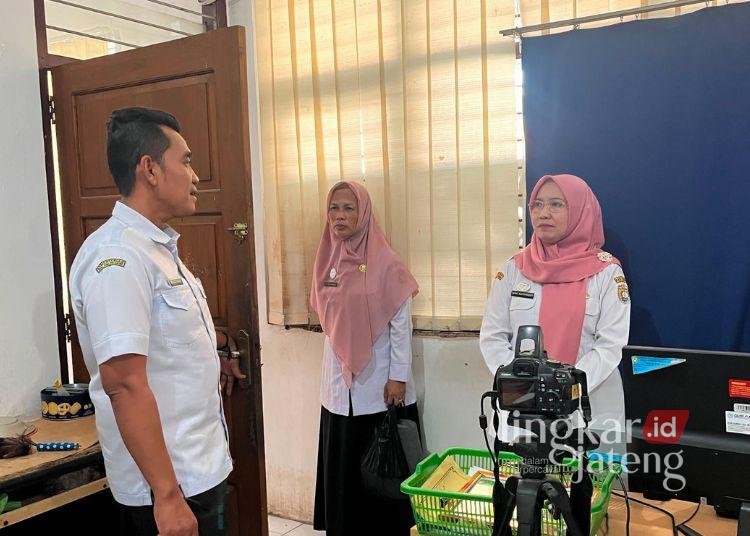 Kepala Disdukcapil Kabupaten Kendal, Ratna Mustikaningsih (kanan). (dok. for Lingkarjateng.id)