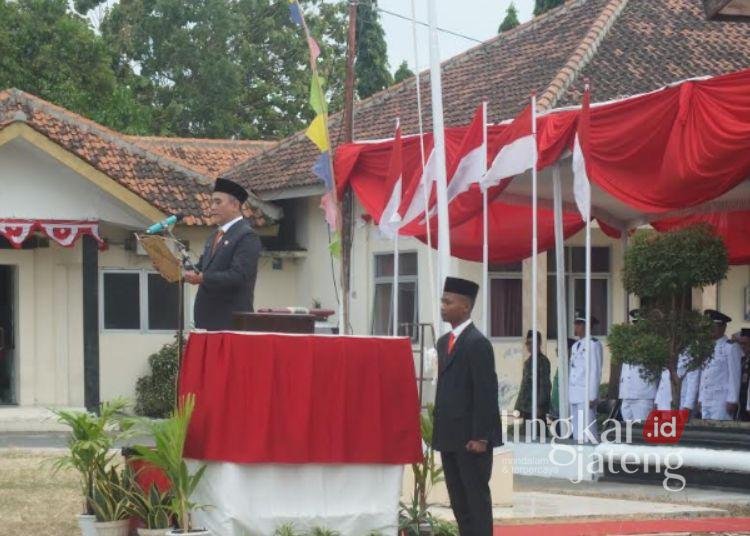 Plt Camat Kaliwungu, Pratikto Joko Wijayanto saat bertindak sebagai inspektur upacara Hari Ulang Tahun (HUT) Kemerdekaan Republik Indonesia ke-81, Senin, 17 Agustus 2026. (dok. Pribadi/Lingkarjateng.id)