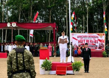 Camat Patean, Muh Syamsudluha Tantomi saat menjadi  inspektur upacara peringatan Hari Ulang Tahun (HUT) ke-81 Kemerdekaan Republik Indonesia di Lapangan Dusun Kalipuru, Desa Gedong, Kecamatan Patean, Kabupaten Kendal, Senin, 17 Agustus 2026. (dok. Pribadi/Lingkarjateng.id)