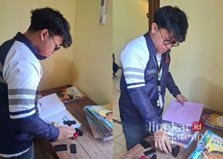 Pengolahan Teknis Bahan Pustaka Baru melalui Inventarisasi dan Klasifikasi Koleksi Buku Hibah Perpustakaan Desa Duyungan 25 kkn
