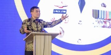 Gubernur Jawa Tengah Ahmad Luthfi memberikan sambutan usai menerima penghargaan Special Achievement Award dalam ajang Radar Kudus Award 2026. (Dok. for Lingkarjateng.id)