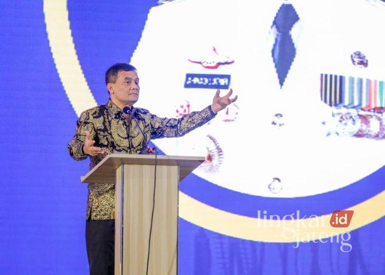 Gubernur Jateng Tekankan Terobosan Kreatif Kepala Daerah di Tengah Keterbatasan Fiskal 25 Gubernur Jawa Tengah Ahmad Luthfi memberikan sambutan usai menerima penghargaan Special Achievement Award dalam ajang Radar Kudus Award 2026. (Dok. for Lingkarjateng.id)