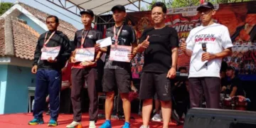 Camat Patean, Muh Syamsudluha Tantomi (kedua kanan) foto bersama juara Patean Fun Run 5K, Kamis, 20 Agustus 2026. (Dok. Pribadi/Lingkarjateng.id)