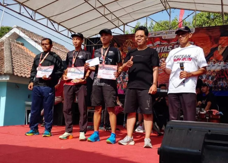 Camat Patean, Muh Syamsudluha Tantomi (kedua kanan) foto bersama juara Patean Fun Run 5K, Kamis, 20 Agustus 2026. (Dok. Pribadi/Lingkarjateng.id)