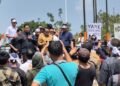 Peternak Pati Demo Telur dan Ayam Tak Terserap, DPRD Upayakan Diakomodir SPPG 35 Ketua DPRD Pati Ali Badrudin saat menemui massa peternak yang tergabung dalam Asosiasi Unggas Kabupaten Pati di depan Kantor Bupati Pati, Senin, 10 Agustus 2026. (Lingkarjateng.id)