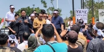 Peternak Pati Demo Telur dan Ayam Tak Terserap, DPRD Upayakan Diakomodir SPPG 10 Ketua DPRD Pati Ali Badrudin saat menemui massa peternak yang tergabung dalam Asosiasi Unggas Kabupaten Pati di depan Kantor Bupati Pati, Senin, 10 Agustus 2026. (Lingkarjateng.id)