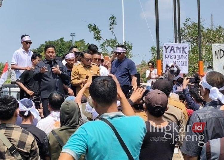 Peternak Pati Demo Telur dan Ayam Tak Terserap, DPRD Upayakan Diakomodir SPPG 25 Ketua DPRD Pati Ali Badrudin saat menemui massa peternak yang tergabung dalam Asosiasi Unggas Kabupaten Pati di depan Kantor Bupati Pati, Senin, 10 Agustus 2026. (Lingkarjateng.id)