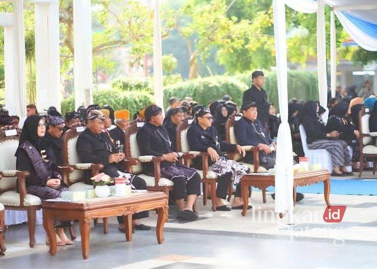 Upacara Hari Jadi ke-703 Pati Perkuat Semangat Pengabdian DPRD dan Pemkab 25 Ketua DPRD Pati Ali Badrudin beserta jajaran pejabat tinggi Pemkab Pati saat menghadiri upacara Hari Jadi ke-703 Kabupaten Pati di Alun-Alun Simpang Lima, Jumat, 7 Agustus 2026. (Lingkarjateng.id)