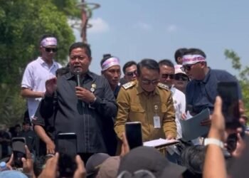 Dukung Telur dan Ayam Lokal Diserap SPPG, DPRD Pati Kawal Aspirasi Peternak ke Pusat 25 Ketua DPRD Pati Ali Badrudin saat menemui massa peternak yang menggelar aksi di depan kantor Bupati Pati pada Senin, 10 Agustus 2026. (Lingkarjateng.id)