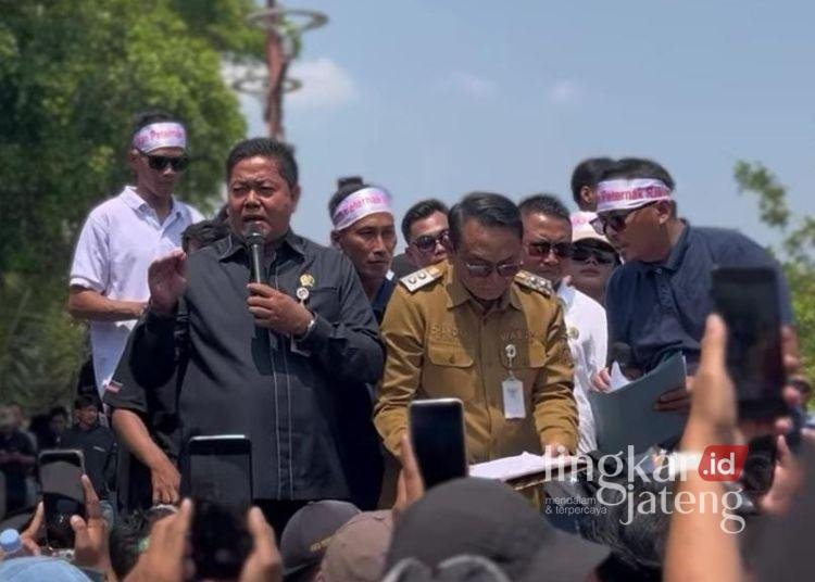 Ketua DPRD Pati Ali Badrudin saat menemui massa peternak yang menggelar aksi di depan kantor Bupati Pati pada Senin, 10 Agustus 2026. (Lingkarjateng.id)