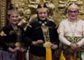 Wakil Ketua Komisi D DPRD Pati, Endah Sri Wahyuningati atau Bu Ning (tengah) wayang orang lakon “Ampak-ampak Ngalengko” dalam rangka memperingati hari jadi ke-703 Pati pada Minggu, 9 Agustus 2026. (Lingkarjateng.id)
