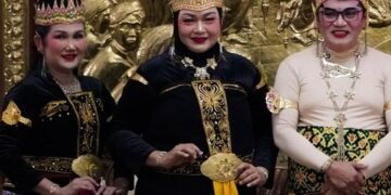 Wakil Ketua Komisi D DPRD Pati, Endah Sri Wahyuningati atau Bu Ning (tengah) wayang orang lakon “Ampak-ampak Ngalengko” dalam rangka memperingati hari jadi ke-703 Pati pada Minggu, 9 Agustus 2026. (Lingkarjateng.id)