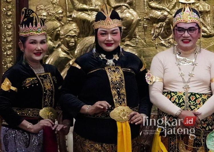 Wakil Ketua Komisi D DPRD Pati, Endah Sri Wahyuningati atau Bu Ning (tengah) wayang orang lakon “Ampak-ampak Ngalengko” dalam rangka memperingati hari jadi ke-703 Pati pada Minggu, 9 Agustus 2026. (Lingkarjateng.id)