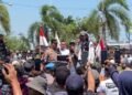 Camat Tayu Imam Rifai (baju putih) menemui massa demonstran di depan kantor Camat Tayu pada Rabu, 12 Agustus 2026. (Lingkarjateng.id)