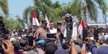 Camat Tayu Imam Rifai (baju putih) menemui massa demonstran di depan kantor Camat Tayu pada Rabu, 12 Agustus 2026. (Lingkarjateng.id)