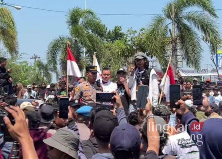 Camat Tayu Imam Rifai (baju putih) menemui massa demonstran di depan kantor Camat Tayu pada Rabu, 12 Agustus 2026. (Lingkarjateng.id)