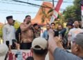 Ketua DPRD Kabupaten Pati, Ali Badrudin saat menemui massa AMPB di depan gedung DPRD Pati, Kamis, 13 Agustus 2026. (Lingkarjateng.id)