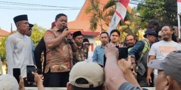 Ketua DPRD Kabupaten Pati, Ali Badrudin saat menemui massa AMPB di depan gedung DPRD Pati, Kamis, 13 Agustus 2026. (Lingkarjateng.id)