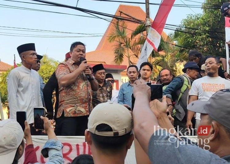 Dukung UU Perampasan Aset, Ketua DPRD Pati Tekankan Hal Ini 25 Ketua DPRD Kabupaten Pati, Ali Badrudin saat menemui massa AMPB di depan gedung DPRD Pati, Kamis, 13 Agustus 2026. (Lingkarjateng.id)