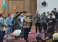 Ketua DPRD Kabupaten Pati, Ali Badrudin bersama jajaran anggota dewan saat audiensi dengan massa AMPB, Kamis, 13 Agustus 2026 malam. (Lingkarjateng.id)
