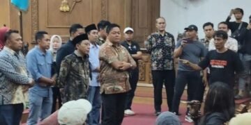 Ketua DPRD Kabupaten Pati, Ali Badrudin bersama jajaran anggota dewan saat audiensi dengan massa AMPB, Kamis, 13 Agustus 2026 malam. (Lingkarjateng.id)